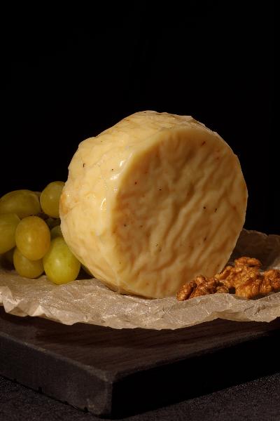 Качотта с вяленным томатом и базиликом